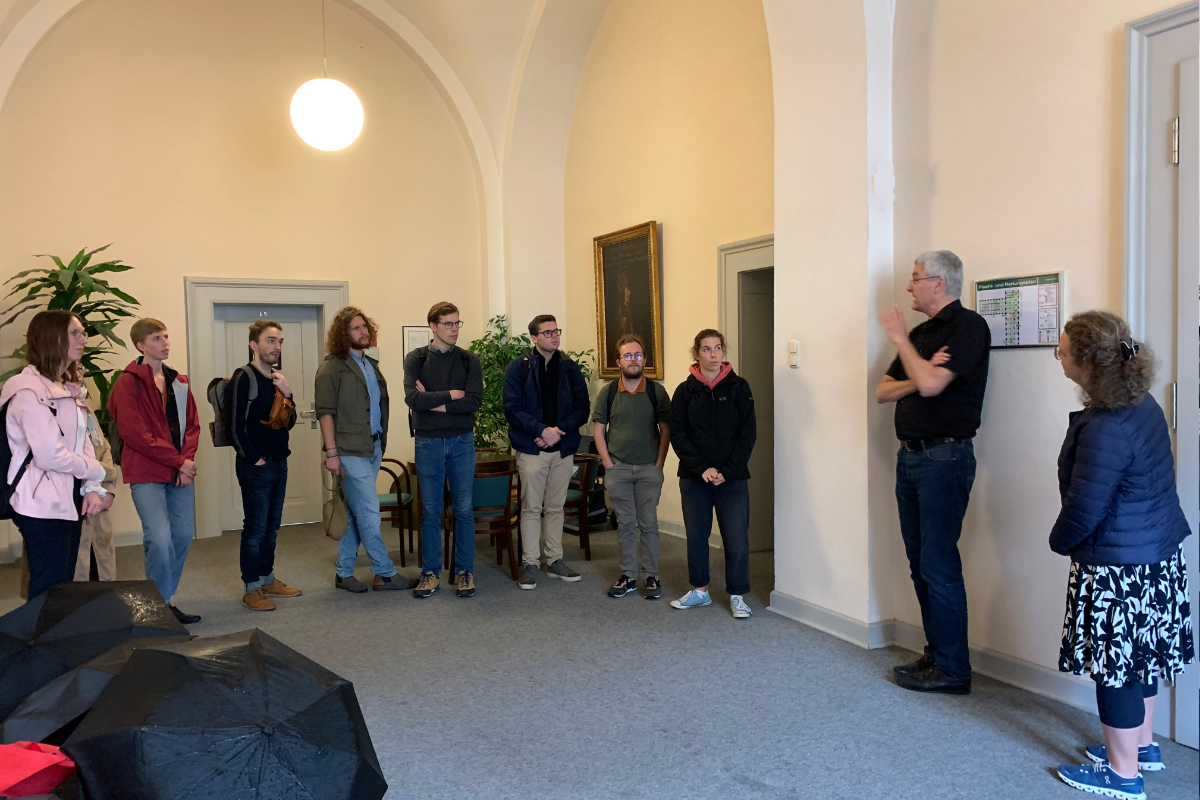 Dank Regenschirmen konnte Prof. Dr. Stefan Petersen die (fast) trockenen Besucherinnen und Besucher im Foyer des Institutes in der Münchner Ludwigstraße in die Geschichte der MGH einführen.