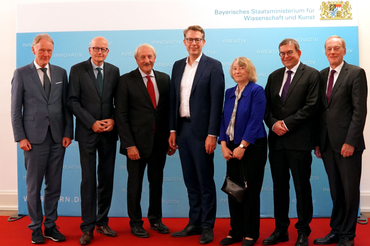 Gruppenbild mit Dame (v.l.n.r.): Prof. Dr. Martin Schulze Wessel (Collegium Carolinum), Prof. Dr. Reinhard Stauber (Historische Kommission), Prof. Dr. Markus Schwaiger (Bayerische Akademie der Wissenschaften), Wissenschaftsminister Markus Blume MdL, Prof. Dr. Dr. h.c. Martina Hartmann (MGH), Prof. Dr. Hartmut Leppin (Historisches Kolleg), Prof. Dr. Dr. Arndt Bode (Bayerische Akademie der Wissenschaften). ©StMWK