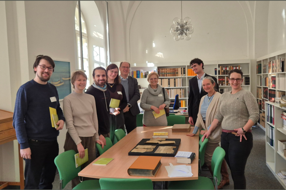 Großes Interesse an mittelalterlichen Fragmenten und Codices bei den Teilnehmern der MECERN-Konferenz, die ihren Aufenthalt in München zu einem Besuch bei den MGH nutzten.